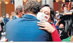  ?? ZI PI / EFE ?? Pablo Casado abraza ayer a Isabel Díaz Ayuso durante su investidur­a.