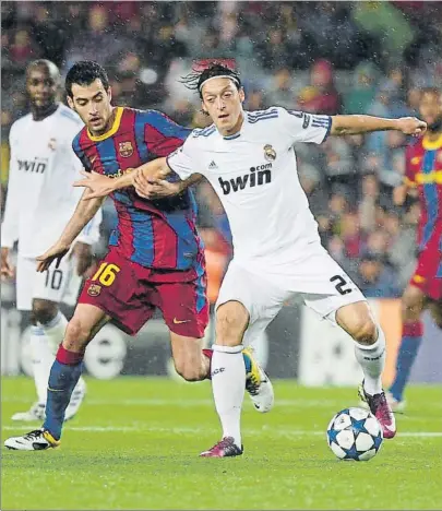  ?? FOTO: PEP MORATA ?? Mesut Ózil, durante la eliminator­ia contra el Barça de Champions de 2011 en pugna con Sergio Busquets