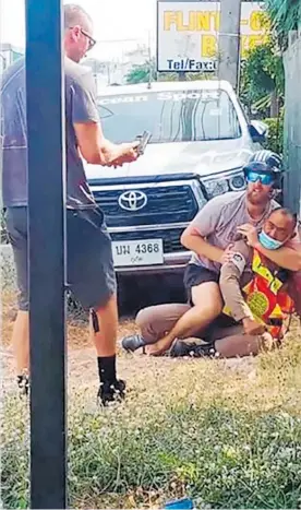  ?? Photo / Thapapong Trs ?? Video posted on Facebook shows the two brothers from Hamilton in a struggle with a Thai police officer.