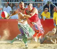  ??  ?? Un momento della sfida tra Verdi e Rossi In alto i calcianti di Santa Maria Novella festeggian­o sotto la curva dei propri tifosi