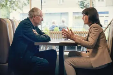  ?? Foto: Wild Bunch Germany/dpa ?? Eine Frage der Erinnerung: Tony (Jim Broadbent) und seine Ex-Frau Margaret (Harriet Walter)