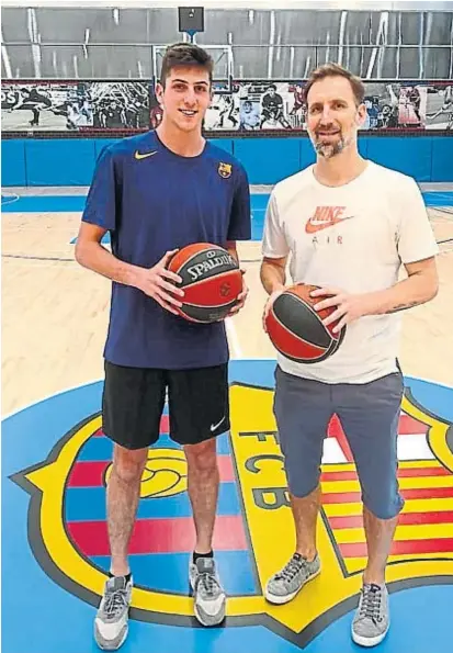  ?? (GENTILEZA DE LEANDRO BOLMARO) ?? En Barcelona. Bolmaro, de azul, sigue los pasos de “Pepe” Sánchez, presidente de Bahía Basket.