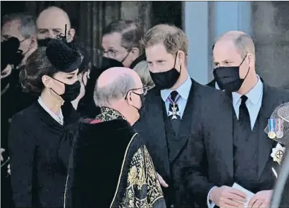  ?? GTRES ?? Los tres magníficos. Guillermo, Enrique y Catalina se despiden del dean de Windsor, el pasado sábado tras el funeral por el duque de Edimburgo
Tributo. Isabel II llevaba en su bolso una foto de su luna de miel con Felipe y uno de los pañuelos que el duque lucía en el bolsillo superior de sus americanas