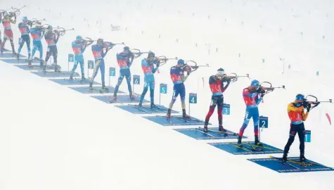  ?? Foto: Matthias Schrader, dpa ?? Das Bild trügt ein bisschen, zeigt es doch die deutsche Staffel ganz vorne. Am Ende des Rennens in Antholz belegte das Quartett den vierten Platz.