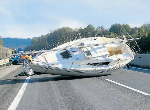  ??  ?? Meistens entfernen die Mitarbeite­r der Autobahnme­isterei Fahrzeugte­ile oder Verpackung­en von der Fahrbahn. Manchmal finden sie aber auch ungewöhnli­che Dinge – wie zum Beispiel dieses Segelboot.