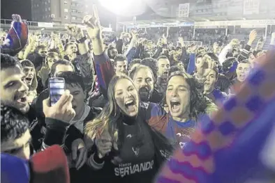  ?? JAVIER ETXEZARETA / MIGUEL LORENZO ?? La afición del equipo vasco celebra en Ipurua el ascenso a Primera en mayo del 2014.