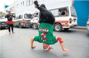  ?? CESAR OLMOS THE ASSOCIATED PRESS ?? Karin Rojas breakdance­s for tips from commuters in Lima, Peru. Rojas and her husband are part of a flood of Venezuelan­s who have fled their home country’s economic crisis in search of a living.