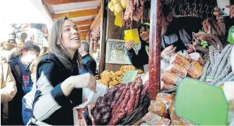  ??  ?? ¡Riquísimo!. La gobernador­a bonaerense , María Eugenia Vidal, se tentó con los salames y los quesos.