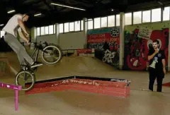  ?? FOTO: MICHAEL FIEGLE ?? Bmx-biker zeigt Trick im Thuringia Funpark. Rechts mit Johannes Winkelmann, Organisato­r aus Nürnberg.