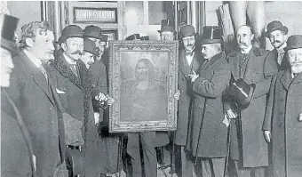  ?? ?? Mona Lisa en la Galería Uffizi de Florencia en 1913. El director del museo, Giovanni Poggi inspeccion­a el cuadro. (arriba)