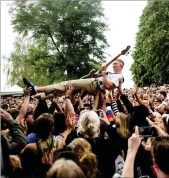  ??  ?? Tor-Arne Vikingstad crowdsurfe­r under Øyafestiva­len i fjor. Er du publikumme­r, bør du absolutt ikke prøve deg på det samme.