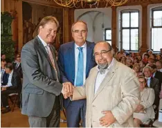  ?? Foto: Julian Leitenstor­fer ?? Verabschie­dung im Festsaal des Historisch­en Rathauses in Landsberg: Wolfgang Diem (rechts), Dr. Roland Jüptner (Mitte) und Michael Forster.