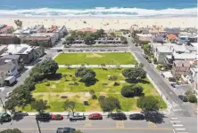  ?? Dean Musgrove / Orange County Register ?? The Manhattan Beach parcel sits between the sand and a city park on a coveted stretch of coastline in Southern California.