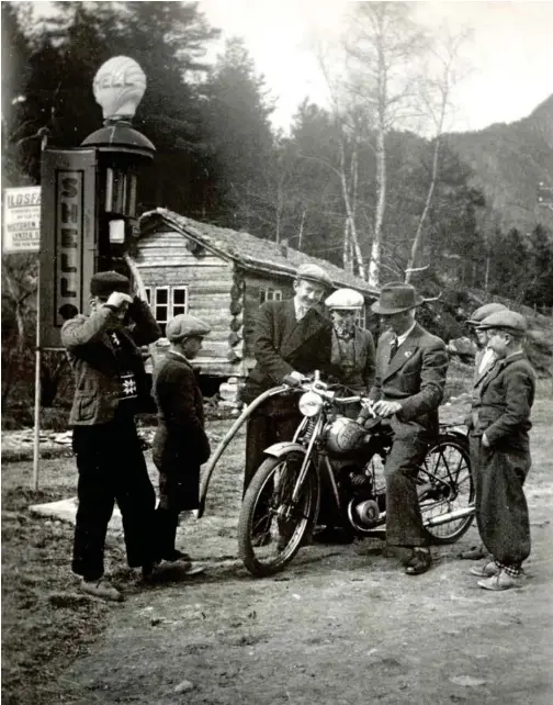  ?? FOTO: JON ATLE HELLES SAMLING ?? Jon K. Helle får fylt opp tanken på Tempo’en fra bensinpump­a på Helle, ca. 1940.