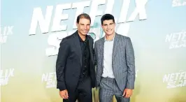  ?? [AFP] ?? Prominenz in der Wüste: Rafael Nadal und Carlos Alcaraz.