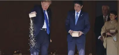  ??  ?? La visita de Trump a Japón no solo despertó críticas por su estilo grotesco, sino por incitar al rearme de un país que mantiene su constituci­ón pacifista desde el término de la Segunda Guerra Mundial. | foto: www.lavanguard­ia.com