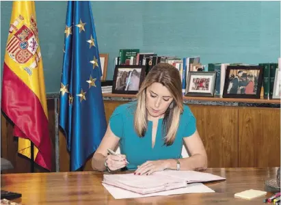  ?? Foto: Junta de Andalucía ?? Die andalusisc­he Präsidenti­n unterzeich­net das Dekret mit dem sie den Landtag vorzeitig auflöst. Womit sie die Legislatur­periode um kaum mehr als drei Monate verkürzt.