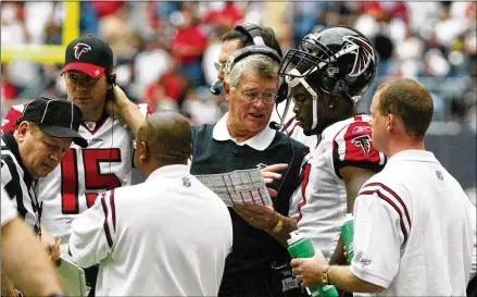  ?? AJC FILE ?? During a 2003 game, Falcons coach Dan Reeves confers with quarterbac­k Michael Vick, who said Saturday: “I will be forever grateful to coach Dan Reeves for taking a chance and drafting me back in 2001. His belief in me along with his passion for the game meant a lot to me.”