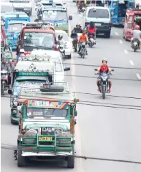  ?? SUNSTAR FOTO / ALEX BADAYOS ?? TRAFFIC RULE. Motorists who are planning to counterflo­w traffic will have to think twice before doing so as the CCTO is set to implement tomorrow EO 034, issued by Mayor Tomas Osmeña to discipline motorists.