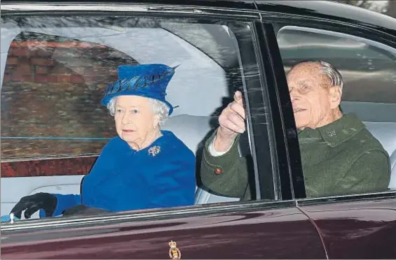  ?? MUMBY / INDIGO / GETTY ?? Isabel II y el duque de Edimburgo, ayer a su llegada en coche a la iglesia de Santa María Magdalena para asistir a misaMAX