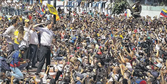  ??  ?? Guaidó aseguró que el proceso que llevó a la renuncia a Morales "ha sido inspiració­n" para cambios democrátic­os.