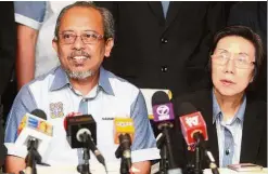  ??  ?? Kamarozama­n talks about plans to draw up guidelines for a code of ethics for parents while NUTP secretary-general Datuk Lok Yim Pheng (right) looks on.