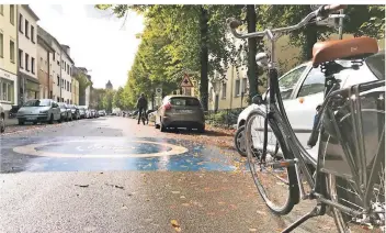  ?? FOTO: LISA KREUZMANN ?? Die erste Fahrradstr­aße der Stadt ist im Bereich Bruckneral­lee/Buscher Straße/Richard-Wagner-Straße. Dort dürfen nur noch Anlieger mit ihrem Pkw fahren, ansonsten ist die Straße nur Radfahrern und Fußgängern erlaubt.