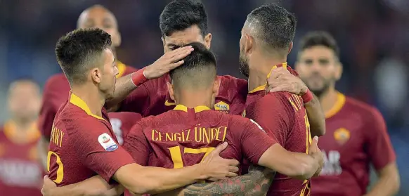  ??  ?? I goleador Cengiz Under, 21 anni, di spalle, El Shaarawy, 26, a sinistra, Javier Pastore, 29, e Aleksandar Kolarov, 33: i quattro i marcatori gialloross­i di ieri sera