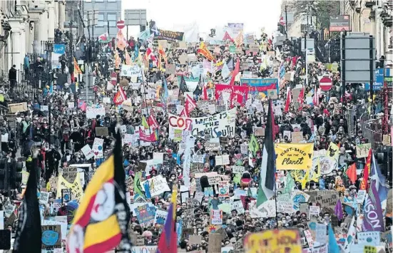  ?? TAVOSLIEAN­V PJVÚIHG / GNLLY ?? La manifestac­ió promoguda per Fridays for Future al centre de Glasgow va reunir milers de joves ahir, el sisè dia de la conferènci­a