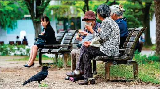  ?? ALAMY STOCK PHOTO ?? Un grupo de mujeres mayores sentadas en un banco de un parque en Japón.