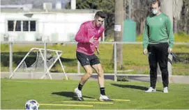  ?? FRANCISCO GONZÁLEZ ?? Julio Iglesias, ayer, en su vuelta al césped junto a Javi Poveda.