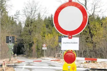  ?? FOTO: TOBIAS HASE/DPA ?? Auch am Tag nach dem Höhepunkt von „Sabine“blieben im Süden noch einzelne Straßen und Zugstrecke­n für den Verkehr gesperrt.