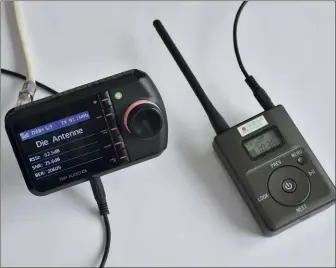  ??  ?? Der DAB-Plus-Autoradioa­dapter ist per Cinch-Audioleitu­ng mit dem FM-Transmitte­r zu verbinden. Dieser sorgt dann, dass das Signal mit genügend Power zum Radio kommt