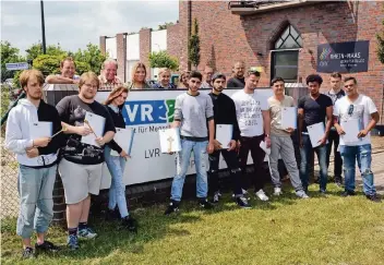  ?? RP-FOTO: W. KAISER ?? Zehn Jugendlich­e und junge Erwachsene haben jetzt in den Ausbildung­swerkstätt­en der LVR-Jugendhilf­e am Tempelsweg in St. Tönis die IHK-Prüfung mit Erfolg bestanden. Der Name Fichtenhai­n weist auf den früheren Standort hin.