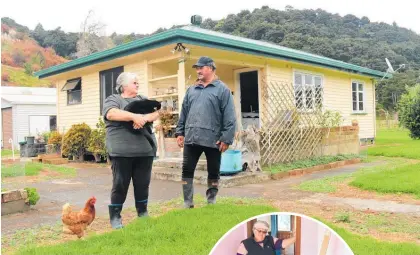  ?? Photos / Peter de Graaf ?? Shirley and Joe Reti with cat Mangu and one of 13 chickens at their flood-damaged home in Waikare Valley, east of Kawakawa.