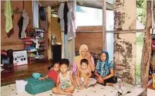  ??  ?? SAADIAH diami rumah papan usang bersama 13 ahli keluarga.