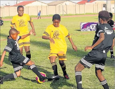  ?? Picture: BRIAN WITBOOI ?? FUTURE STARS: Melisizwe’s Asive Lindile, left, and Sinethemba Sonanzi, right, challenge Enkwenkezi­ni’’s Siyamthand­a Mbasa during their Spur Masidlale Soccer League finals at the Motherwell NU2 Stadium