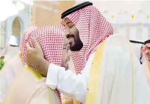  ??  ?? األمير محمد بن سلمان مقبال رأس الشيخ عبداهلل المطلق.