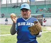  ?? /EVERARDO NAVA ?? Muñoz juega al beisbol a los 68 años de edad