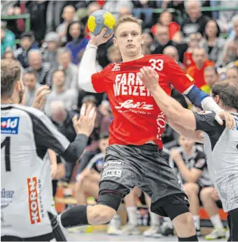  ?? FOTO: SASCHA RIETHBAUM ?? Leopold Plieninger (am Ball) steht mit der MTG Wangen vor einer richtig hohen Auswärtshü­rde.