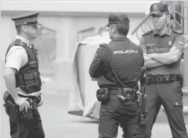  ?? Foto: EFE ?? Mossos (von links), Nationalpo­lizei und Guardia Civil.