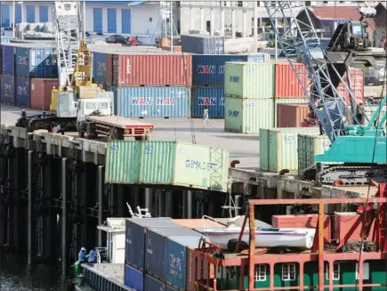  ?? PHA LINA ?? A crane unloads containers from a docked ship at the Phnom Penh Autonomous Port.