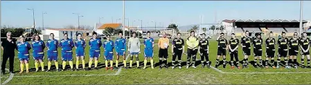  ??  ?? Les deux équipes réunies avant le démarrage du match.