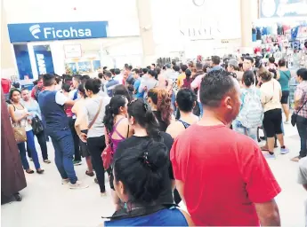  ??  ?? AFLUENCIA. En varias agencias bancarias de la ciudad hubo gran cantidad de usuarios ayer.