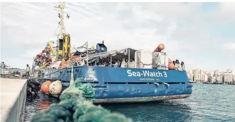  ?? FOTO: IMAGO ?? Die „Sea-Watch 3“im November 2017 im Hafen von Trapani, Sizilien. Das Schiff hatte damals 245 Gerettete an Bord.