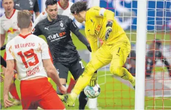  ?? FOTO: JAN WOITAS/DPA ?? Leipzigs Alexander Sörloth (li.) köpft das 3:2, Gladbachs Torhüter Yann Sommer ist machtlos.