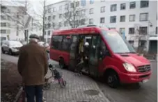  ??  ?? Med flera rollatorer och barnvagnar fylls bussen snabbt upp. MINIBUSS. FOTO: HENRIK LINDSTEDT