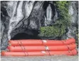  ?? FOTO: AFP ?? Mit aufblasbar­en Barrieren soll die Lourdes-Grotte vor den Wassermass­en geschützt werden.