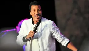  ?? Grahame Larter ?? Lionel Richie performs at the Hampton Court festival. GL