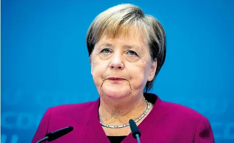  ??  ?? „Wir waren zu sehr mit uns selbst beschäftig­t“, erklärte die deutsche Kanzlerin Angela Merkel am Montag. Aus ihrer Sicht sowie aus Sicht von Innenminis­ter Horst Seehofer (CSU) und SPD-Chefin Angela Nahles ist der Fehler nun behoben, da Hans-Georg Maaßen doch nicht Staatssekr­etär wird.